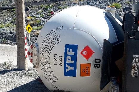 Paso cerrado: un camión volcó en los Caracoles de Chile, bloqueó el tránsito y podría demorar 12 horas el operativo en la montaña
