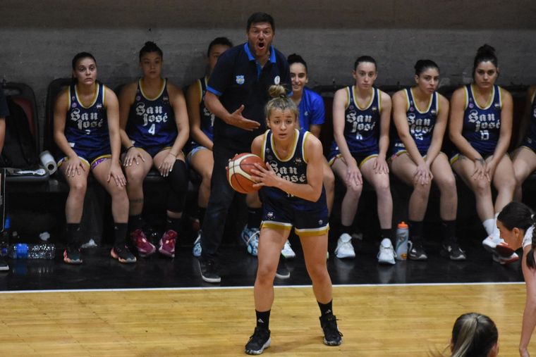 San José le ganó a Atenas y estiró la definición al tercer partido. Foto: Andrés Arequipa