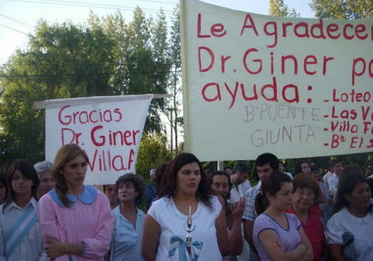 Los seguidores de Giner, muy serios por el avance de las aplaudidoras de Fadel.