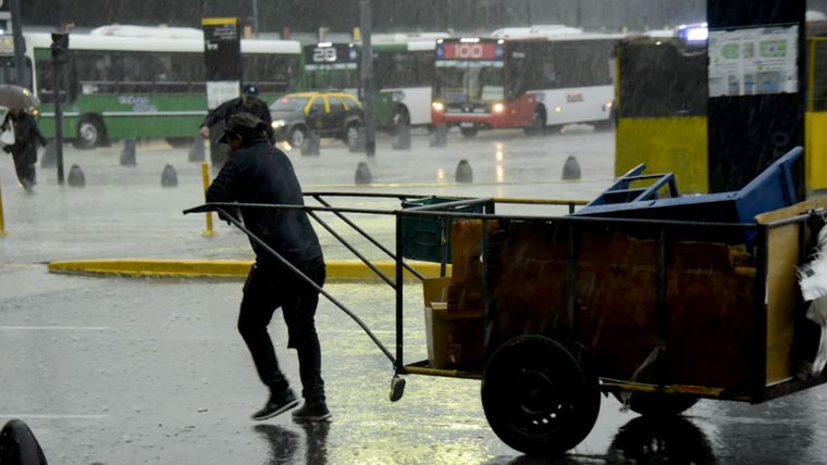El SMN mantiene activas alertas naranjas y amarillas por tormentas con granizo y fuertes ráfagas.