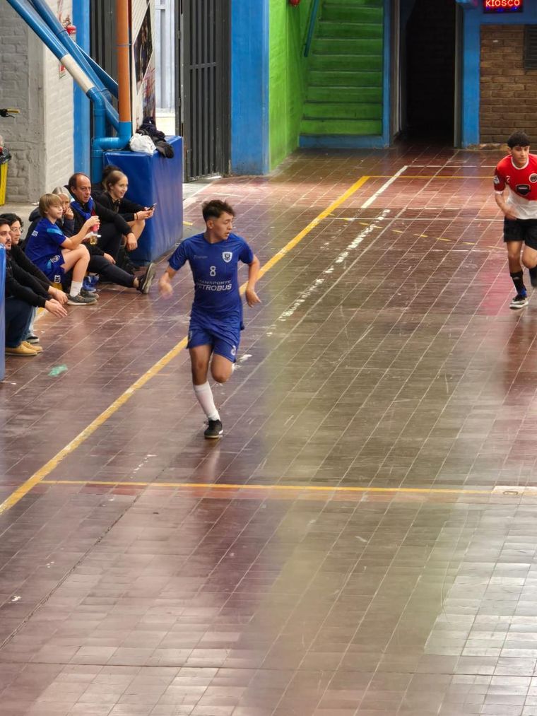 Lautaro es jugador de futsal. Lautaro es jugador de futsal.