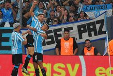 Los jugadores festejan en la cancha y muchos hinchas en las redes. Foto: FotoBaires Los jugadores festejan en la cancha y muchos hinchas en las redes. Foto: FotoBaires