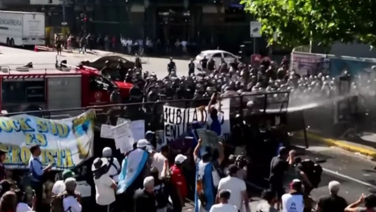 Tensión entre manifestantes y Gendarmería frente al Congreso durante el tratamiento del presupuesto 2026.
