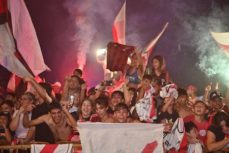 Los simpatizantes mendocinos de River recibieron al plantel con mucho calor y color. Los simpatizantes mendocinos de River recibieron al plantel con mucho calor y color.