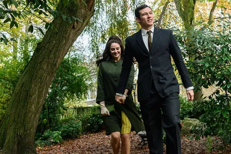 La película de Netflix sigue a una periodista que encuentra viejas cartas de amor y empieza a reconstruir una relación marcada por el deseo y la ausencia. La película de Netflix sigue a una periodista que encuentra viejas cartas de amor y empieza a reconstruir una relación marcada por el deseo y la ausencia.