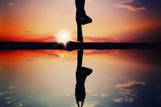 No necesitas clases de yoga: lo puedes hacer en la cocina, mientras esperas que hierve el arroz. Foto: GETTY IMAGES