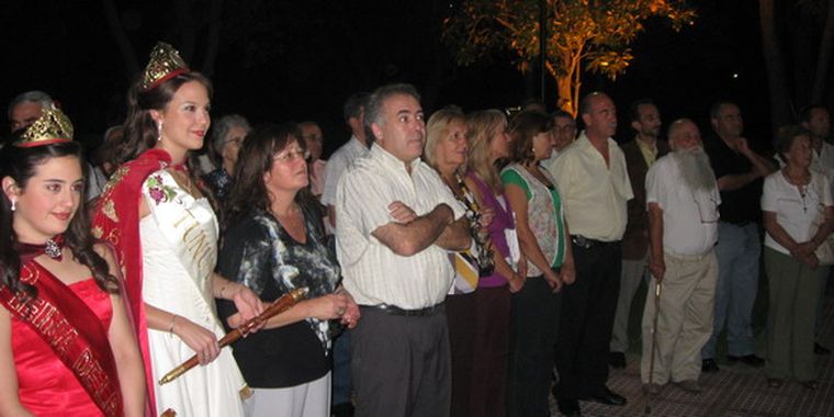 Reinas y funcionarios en la inauguración.