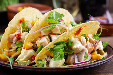 La opción ideal para el verano: tacos de pollo para comer con la mano