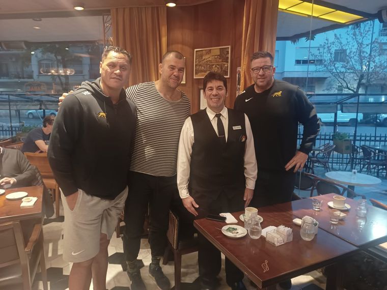 El cuerpo técnico de los los pumas en 2023 en Café Tabac El cuerpo técnico de los los pumas en 2023 en Café Tabac