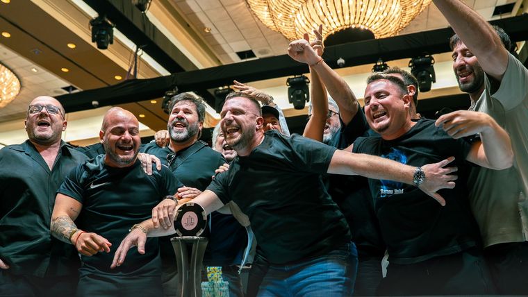 López festejando con su equipo. López festejando con su equipo.