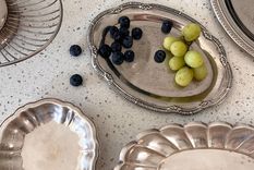 El uso y el diseño de las bandejas y fuentes de plata hacen al valor. y cotizan mejor las más antiguas y sin golpes. Foto: i.etsystatic.com