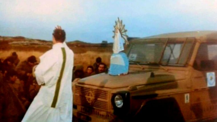 El Padre Vicente Martínez Torrens celebrando misa el 8 de mayo de 1982 en las afueras de Puerto Argentino – Islas Malvinas, en presencia de la Virgen de Luján. Foto: Gentileza: launion.com.ar