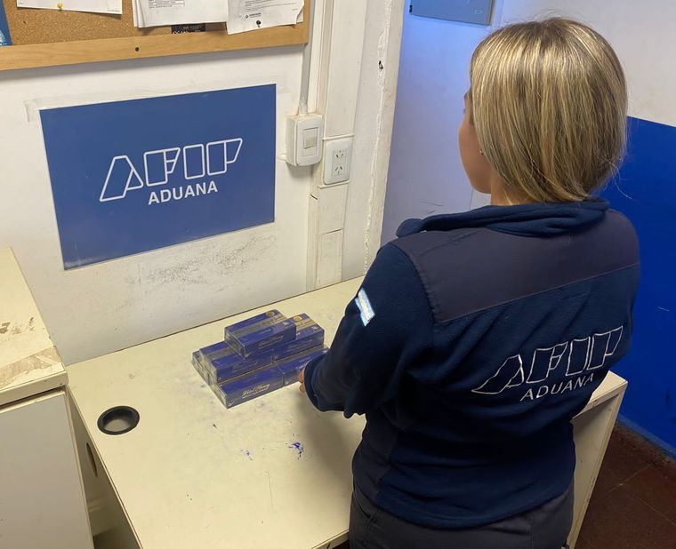 El producto no contaba con la certificación de la ANMAT. Los agentes de la Aduana estimaron el valor de la carga en $288.000 Foto: Aduana / Afip