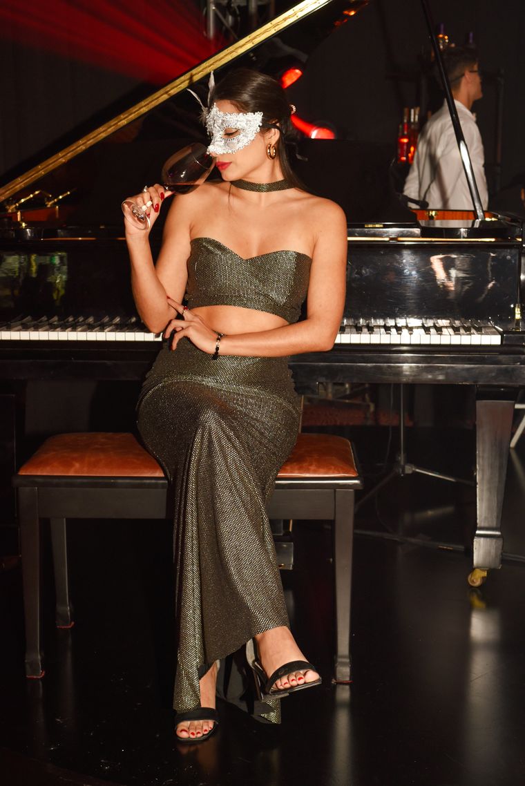 Nubia Nasiff posó junto al piano. Nubia Nasiff posó junto al piano.