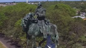 El bronce de Querol en el coronamiento del monumento El bronce de Querol en el coronamiento del monumento