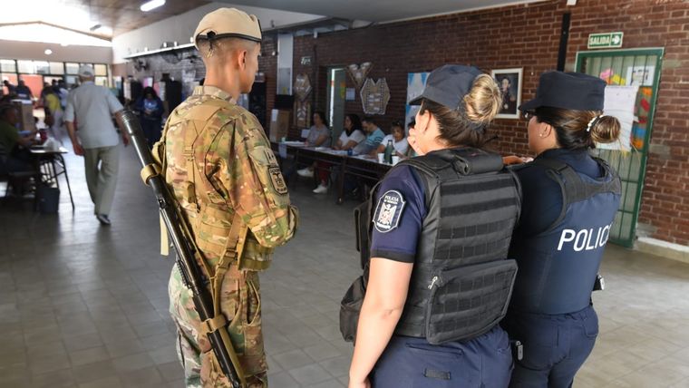 La Policía tuvo arduo trabajo en esta jornada de elecciones. Foto: ALF PONCE MERCADO / MDZ