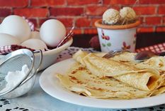 muy facil, prepara unos crepes rellenos de pechuga de pollo