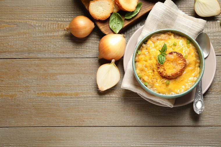 La receta más famosa es la “soupe à l’oignon gratinée”, típica de París y servida con pan y queso gratinado. La receta más famosa es la “soupe à l’oignon gratinée”, típica de París y servida con pan y queso gratinado.
