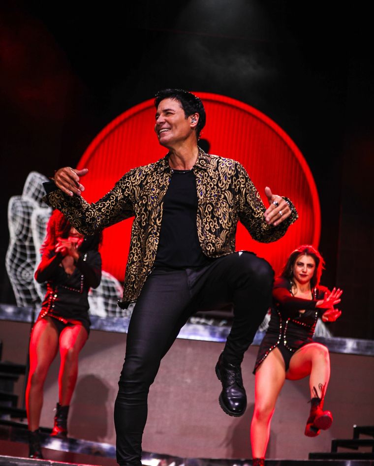 Chayanne es uno de los artistas latinos más queridos por su carisma, simpatía y por su arte. Chayanne es uno de los artistas latinos más queridos por su carisma, simpatía y por su arte.