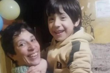 Fuentes cercanas al caso indicaron que la madre atravesaba un cuadro depresivo severo y habría manifestado estar sobrepasada por el cuidado de su hijo con autismo.