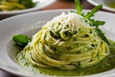 Receta detallada para que prepares una pasta al pesto que te hará lucir.
