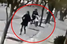 El motochorro detecta a su víctima y se prepara para atacar rápidamente