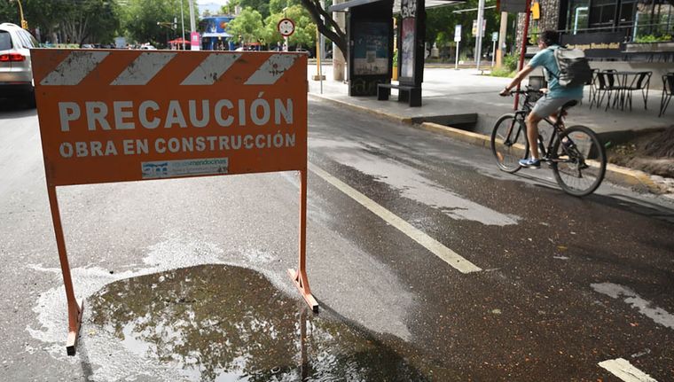 Bache señalizado en la calle Colón. Foto: Marcos Garcia/MDZ