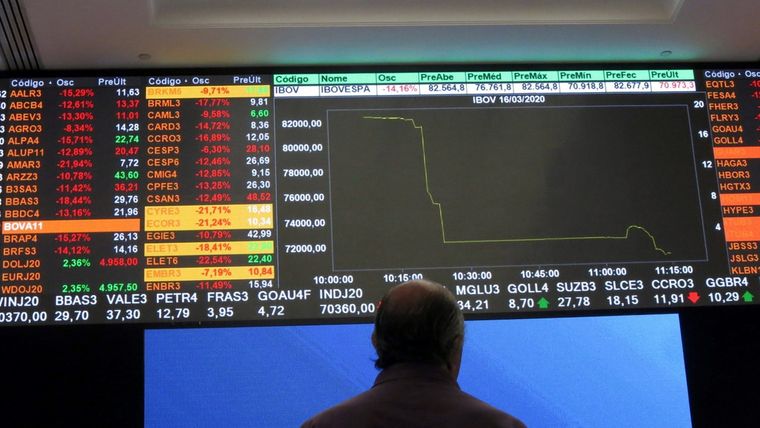 Un hombre mira una pantalla de la Bolsa de Valores de Brasil, en Sao Paulo.