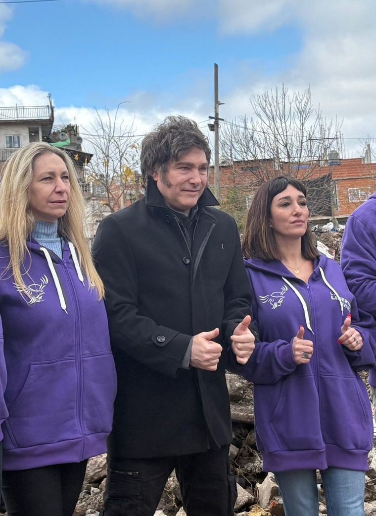 Leila Gianni, con Milei, y la foto de su campaña en La Matanza. Leila es Milei. Leila Gianni, con Milei, y la foto de su campaña en La Matanza. Leila es Milei.