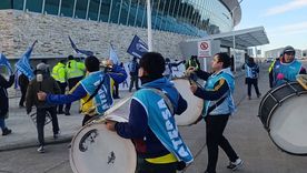 El Gobierno presentó una denuncia penal contra el gremio de controladores aéreos tras la medida de fuerza que comenzó el miércoles y se extenderá a este jueves. El Gobierno presentó una denuncia penal contra el gremio de controladores aéreos tras la medida de fuerza que comenzó el miércoles y se extenderá a este jueves.