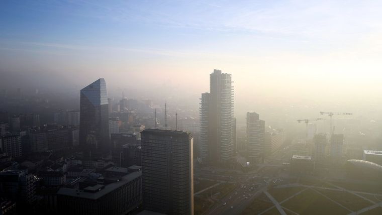 Rascielos cubiertos de niebla y esmog en Milán, Italia, el 8 de enero de 2020.