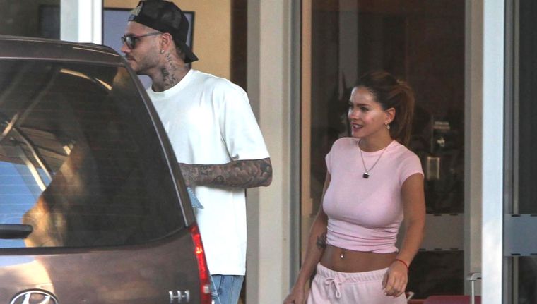 El look relajado de China Suárez y la seriedad de Icardi en su llegada a Argentina. Foto: RS Fotos