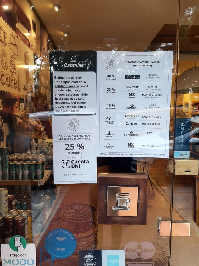 La vidriera de Café Cabrales exhibiendo el fin del beneficio de BBVA La vidriera de Café Cabrales exhibiendo el fin del beneficio de BBVA