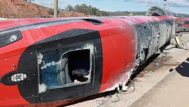 Parte trasera del tren Iryo que descarriló y recibió el impacto de un Alvia en sentido contrario a más de 200 km/h. Parte trasera del tren Iryo que descarriló y recibió el impacto de un Alvia en sentido contrario a más de 200 km/h.