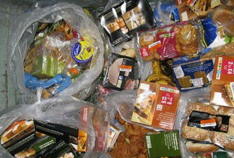 Toneladas de alimentos terminan en la basura.