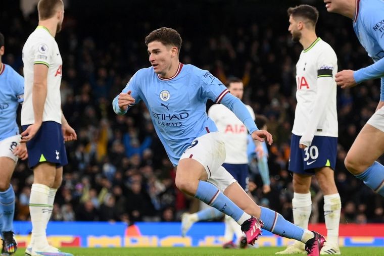 Julián Álvarez volvió al gol en el Manchester City.