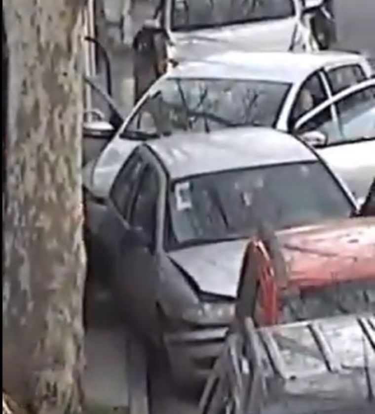 Dos autos estacionados fueron chocados en plena avenida