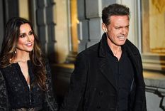 Híper enamorados, Luis Miguel y Paloma Cuevas caminaron por las calles de Francia.