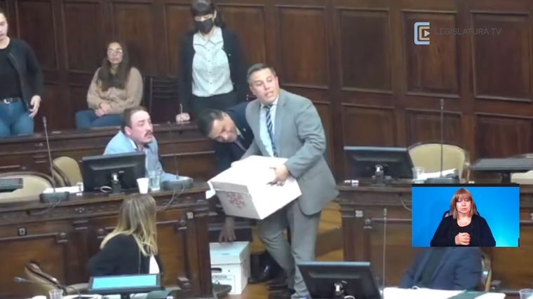 El secretario legislativo, David Saez, recuperando las cajas de manos de los senadores Perviú y Moyano. Foto: Captura de pantalla