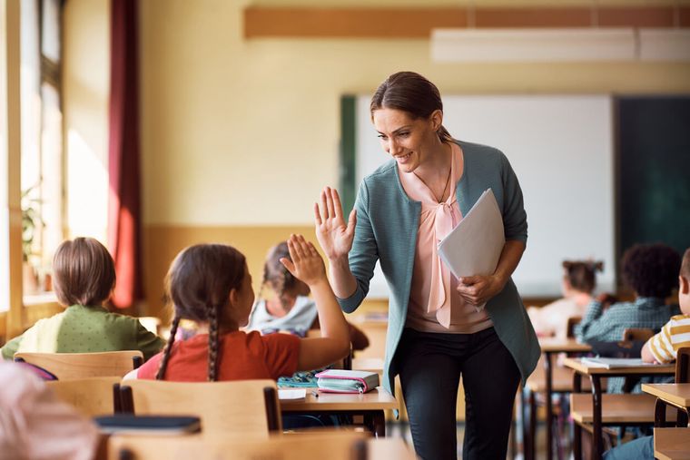 La tríada didáctica: ese equilibrio dinámico entre el docente, el alumno y el contenido. La tríada didáctica: ese equilibrio dinámico entre el docente, el alumno y el contenido.