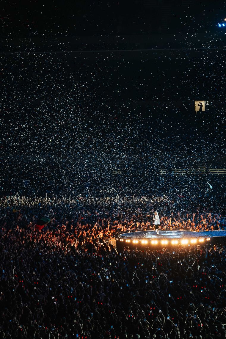 Miles de fanáticos celebraron el cumpleaños de Angus en River Plate. Miles de fanáticos celebraron el cumpleaños de Angus en River Plate.