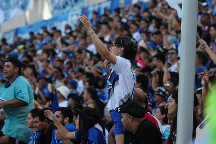 Se vivió un clima caliente en las tribunas del Gambarte. Se vivió un clima caliente en las tribunas del Gambarte.