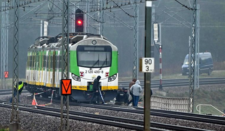 Polonia investiga el sabotaje en una vía como un ataque de Rusia. Foto Efe Polonia investiga el sabotaje en una vía como un ataque de Rusia. Foto Efe