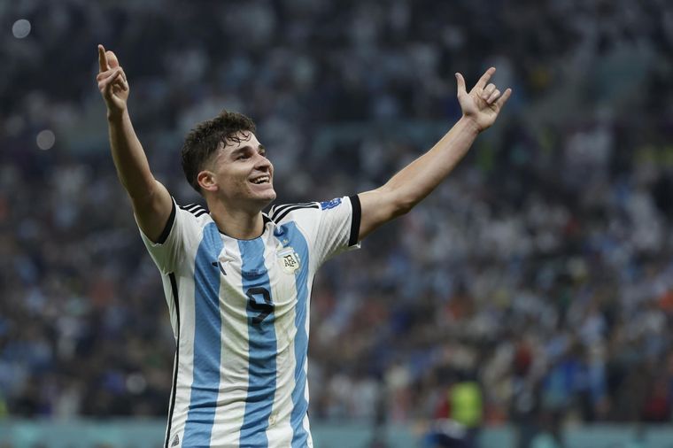 Julián Álvarez, la figura del primer tiempo. Foto: EFE