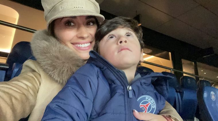 Antonela junto al pequeño Ciro en el palco del Parque de los Príncipes Foto: Instagram @antonelaroccuzzo