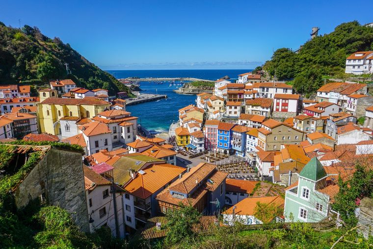 Cudillero enamora con sus casas de colores frente al mar Cantábrico. Cudillero enamora con sus casas de colores frente al mar Cantábrico.