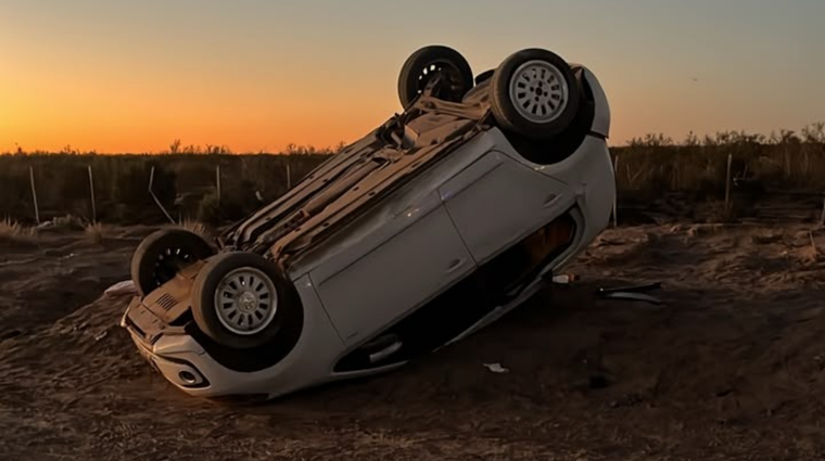 Un hombre murió y dos personas resultaron heridas como consecuencia del vuelco.
