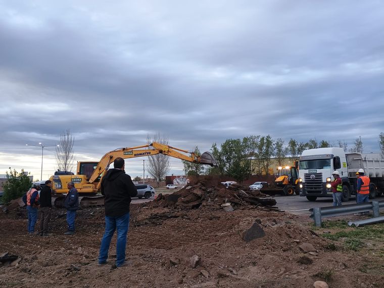 Tras el colapso cloacal, se realizan desvíos y obras de emergencia en el Acceso Sur. El objetivo es habilitar tramos en los próximos días.