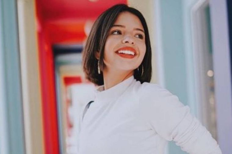 Ángela Aguilar y el look con cabello corto que la caracteriza.