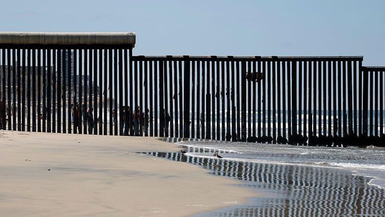 Durante su primer periodo, el presidente Trump construyó decenas de kilómetros de muro, y se ha seguido extendiendo.